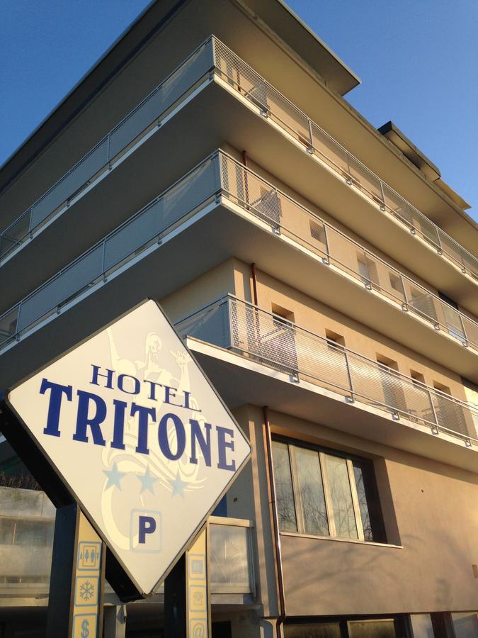 Hotel Tritone Римини Экстерьер фото