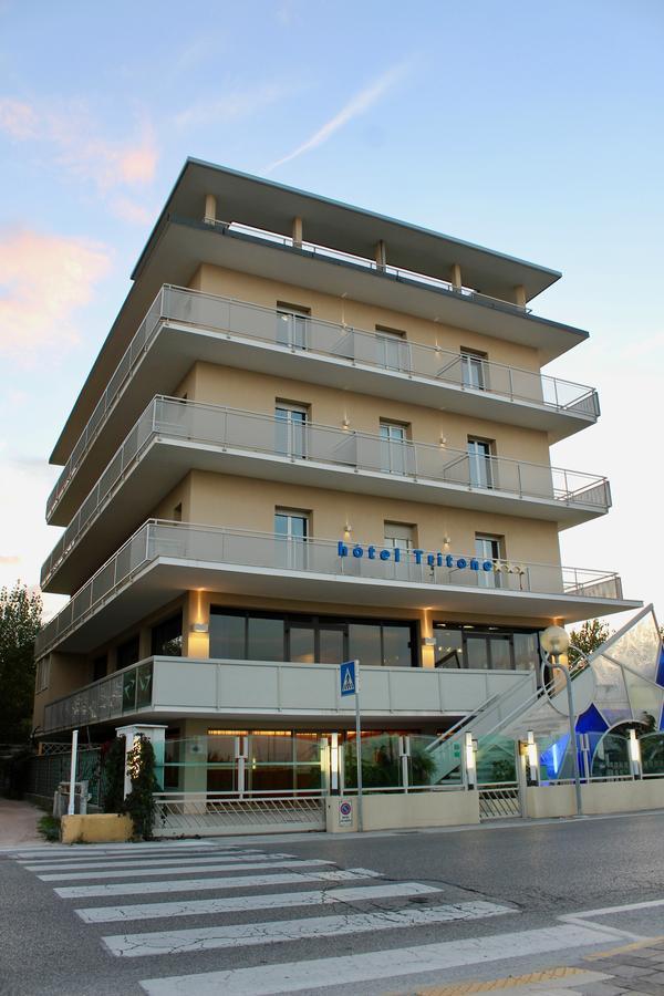 Hotel Tritone Римини Экстерьер фото