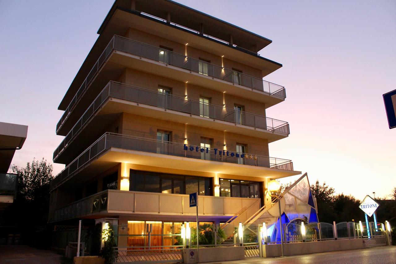 Hotel Tritone Римини Экстерьер фото