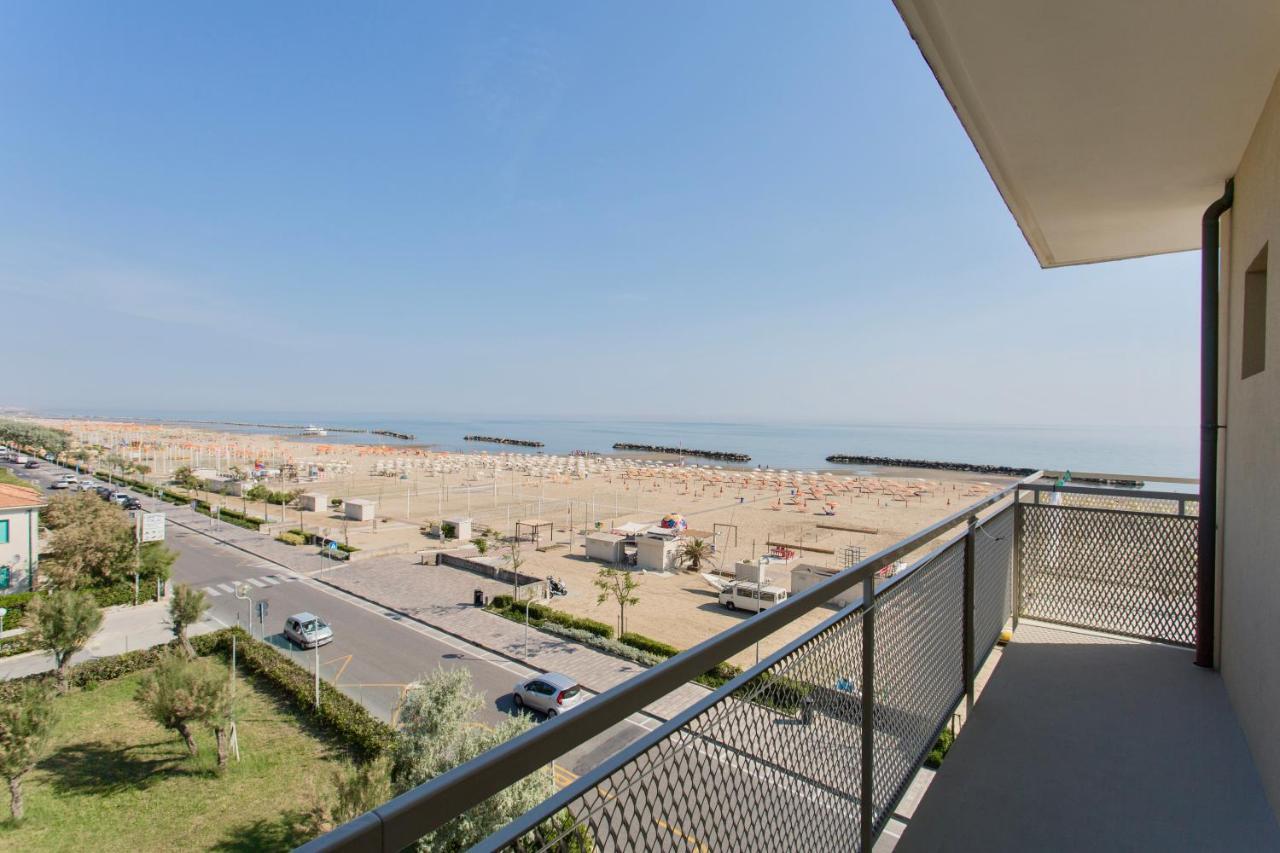 Hotel Tritone Римини Экстерьер фото