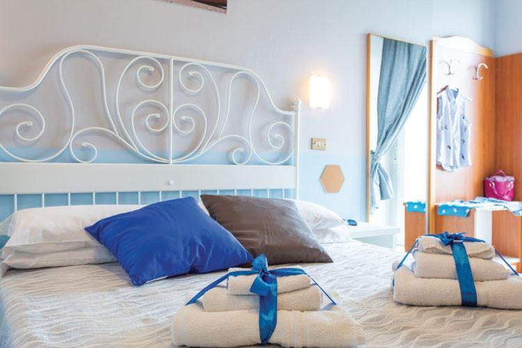 Hotel Tritone Римини Экстерьер фото