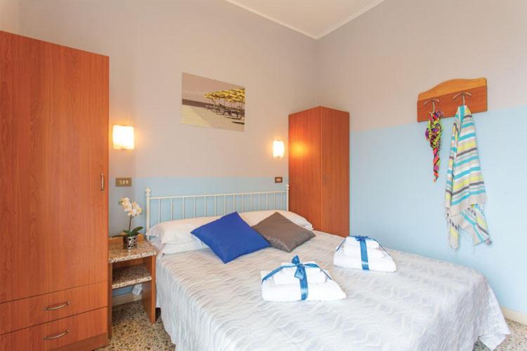 Hotel Tritone Римини Экстерьер фото